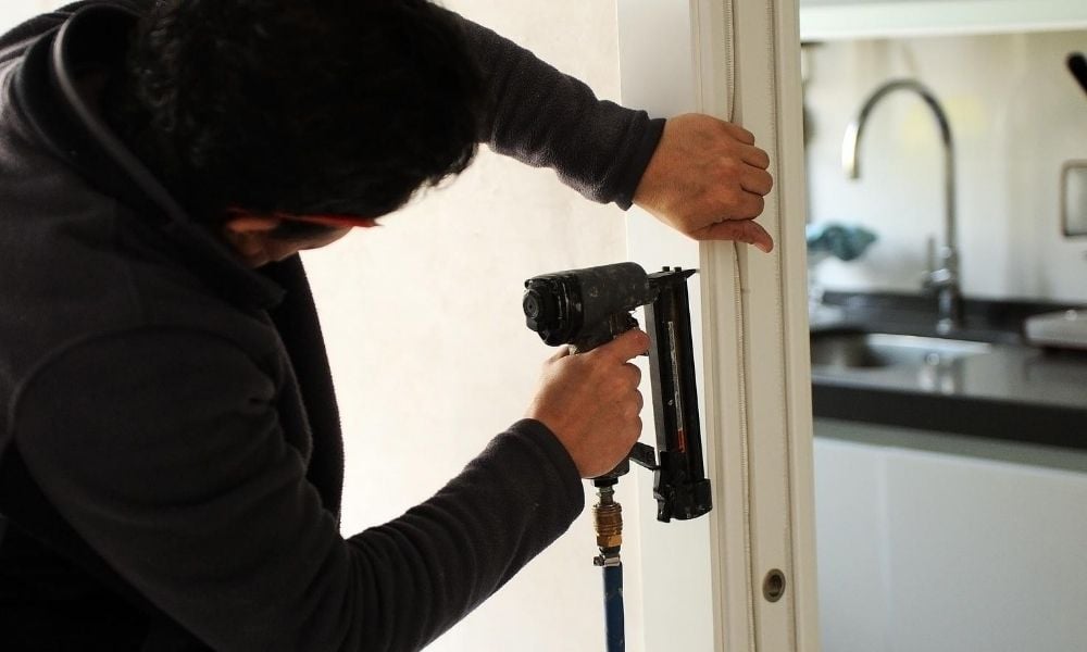 Pneumatic Staple Guns vs. Electric Staple Guns