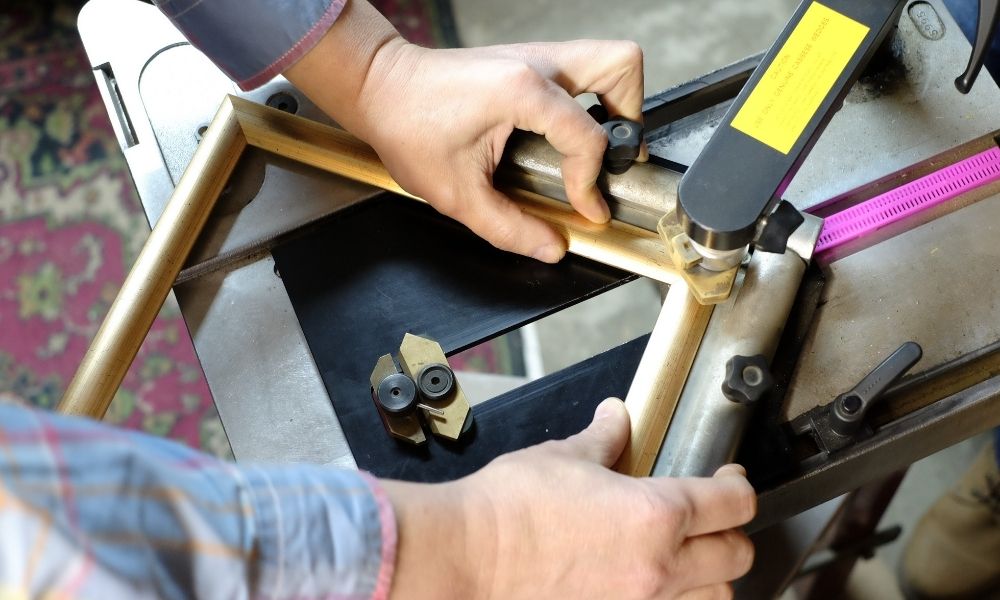 Tips for Removing Staples From a Picture Frame 